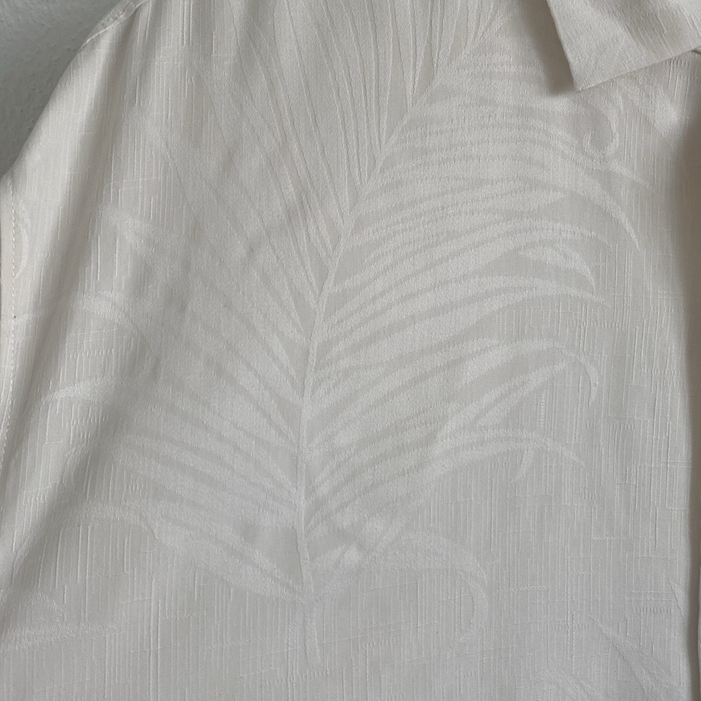 Tommy Bahama short sleeve, button from silk shirt. - Picture 2 of 4